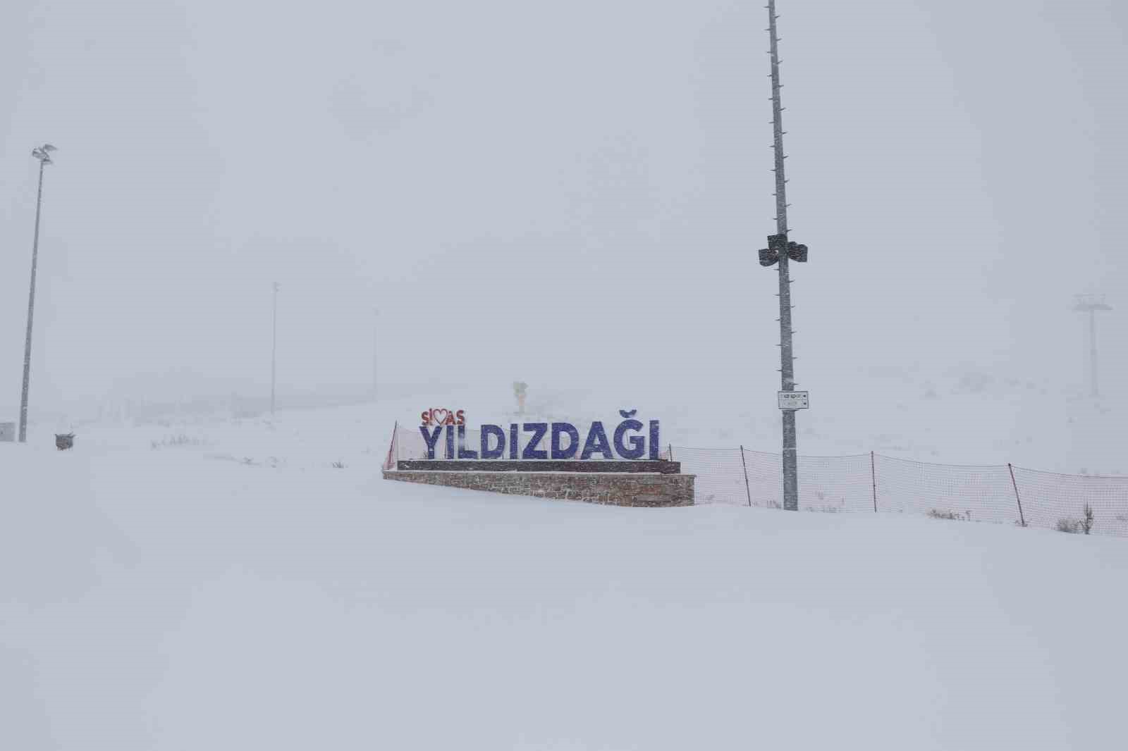 Yıldız Dağı Kayak Merkezi’nde kar kalınlığı 10 santimetreye ulaştı
