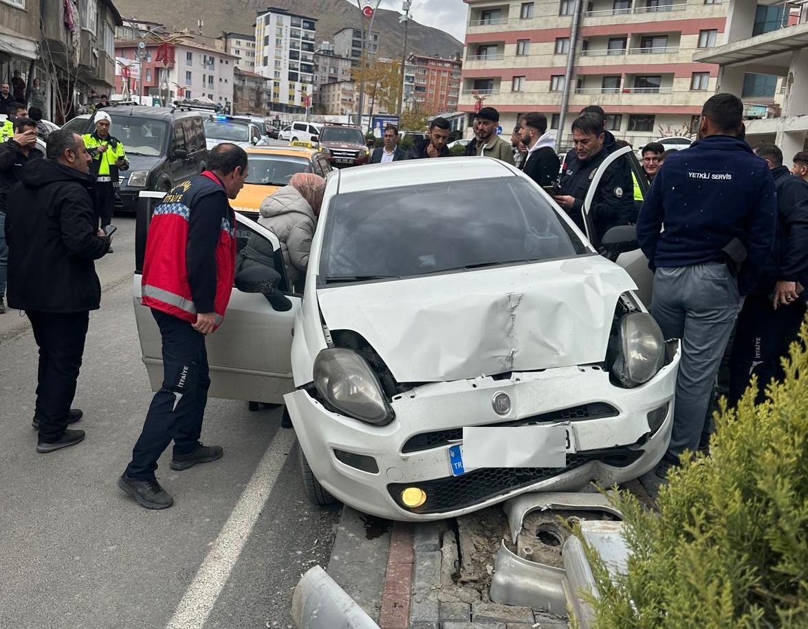 Hakkari’de maddi hasarlı trafik kazası
