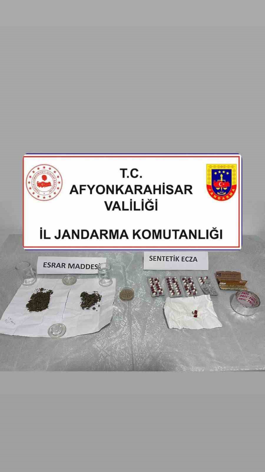 Jandarma uyuşturucu ile yakalanan 4 şüpheliyi gözaltına aldı
