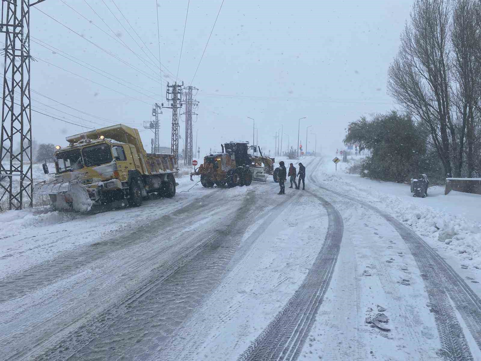 Nevşehir’de karla mücadele sürüyor
