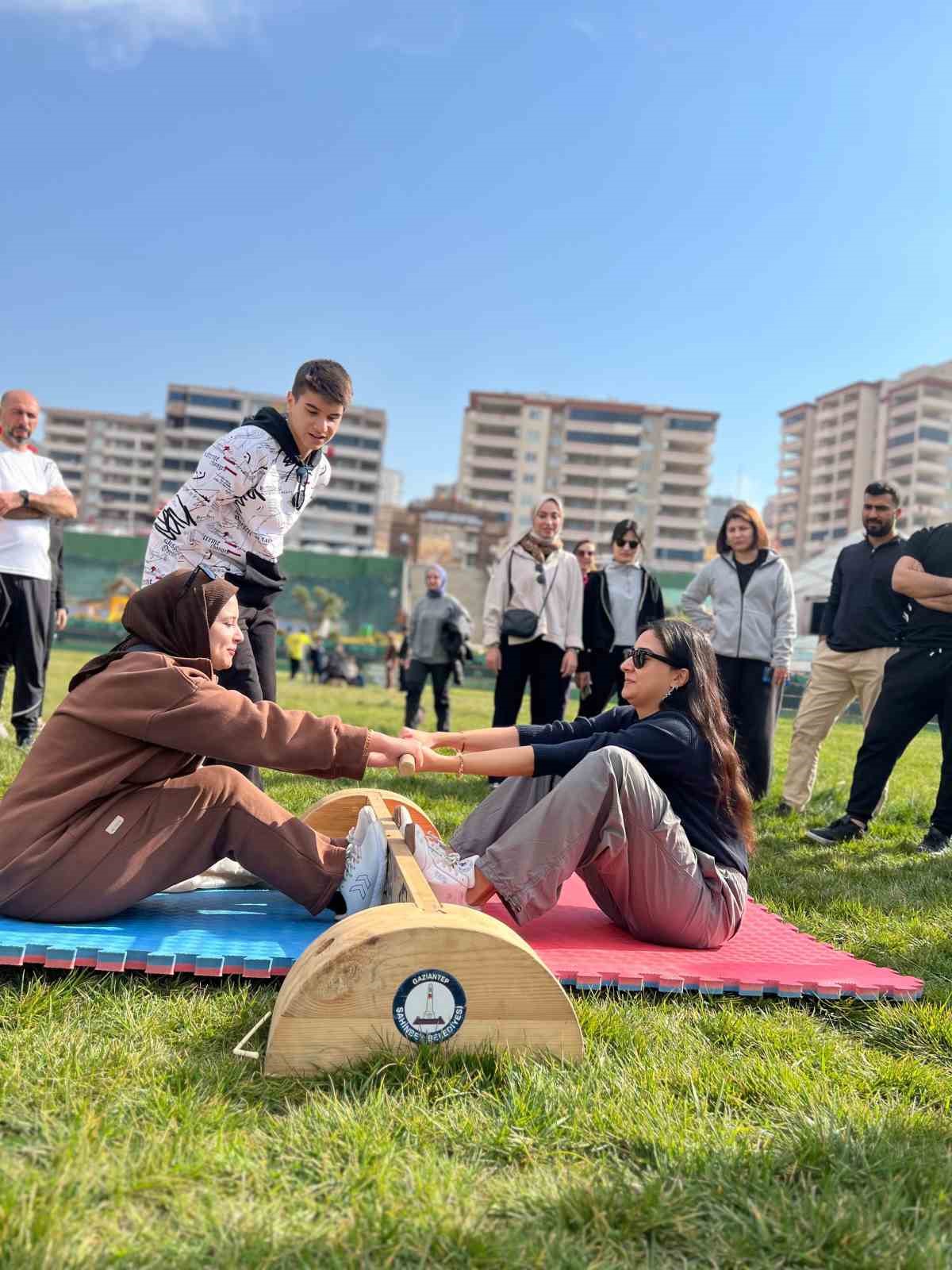 Tahmazoğlu, Öğretmenler Günü’nde öğretmenlerle bir araya geldi
