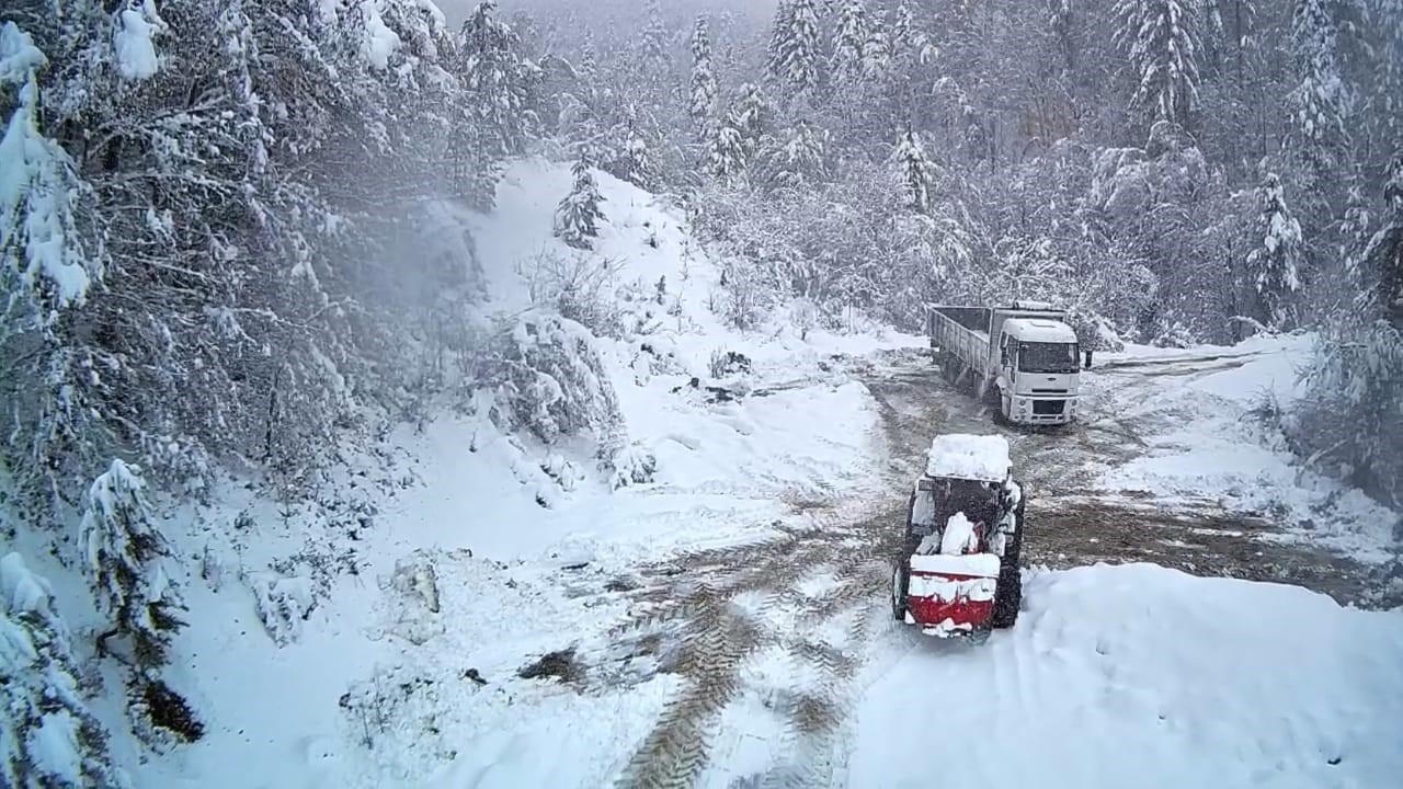 Ulus’ta kar kalınlığı 50 santimetreye ulaştı
