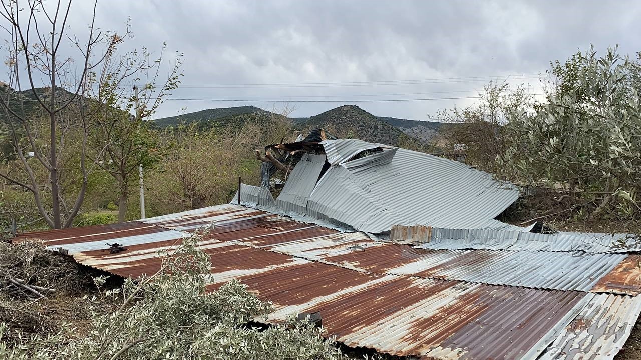 Kozan’da kuvvetli rüzgar çatıları uçurdu, ağaçları devirdi
