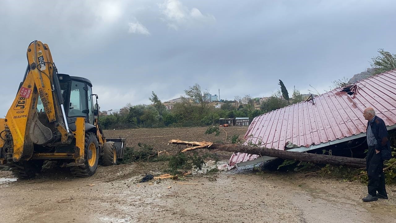 Kozan’da kuvvetli rüzgar çatıları uçurdu, ağaçları devirdi
