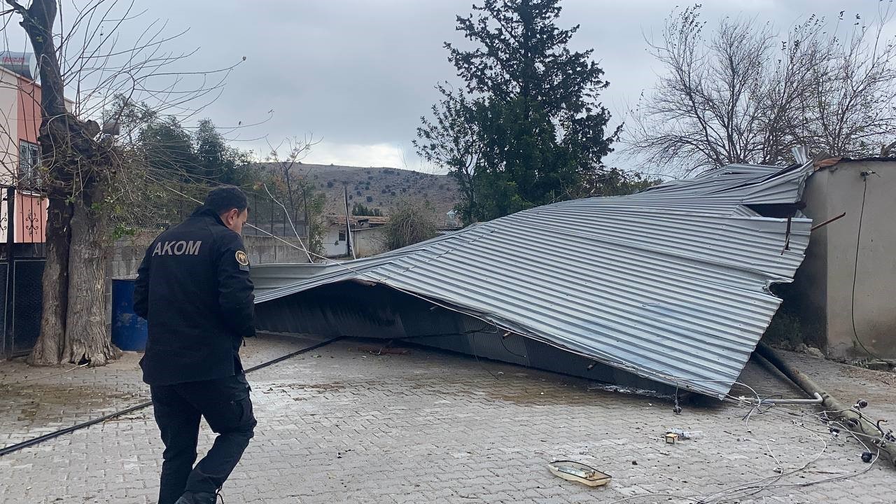 Kozan’da kuvvetli rüzgar çatıları uçurdu, ağaçları devirdi
