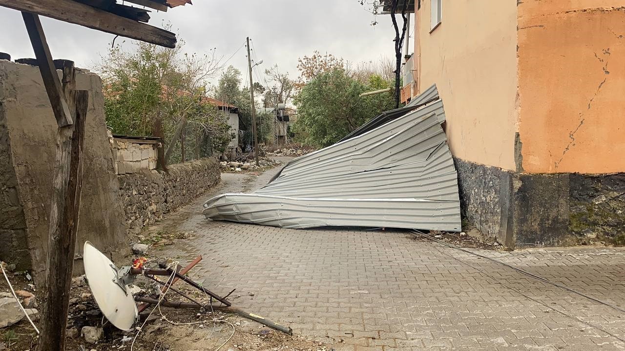 Kozan’da kuvvetli rüzgar çatıları uçurdu, ağaçları devirdi
