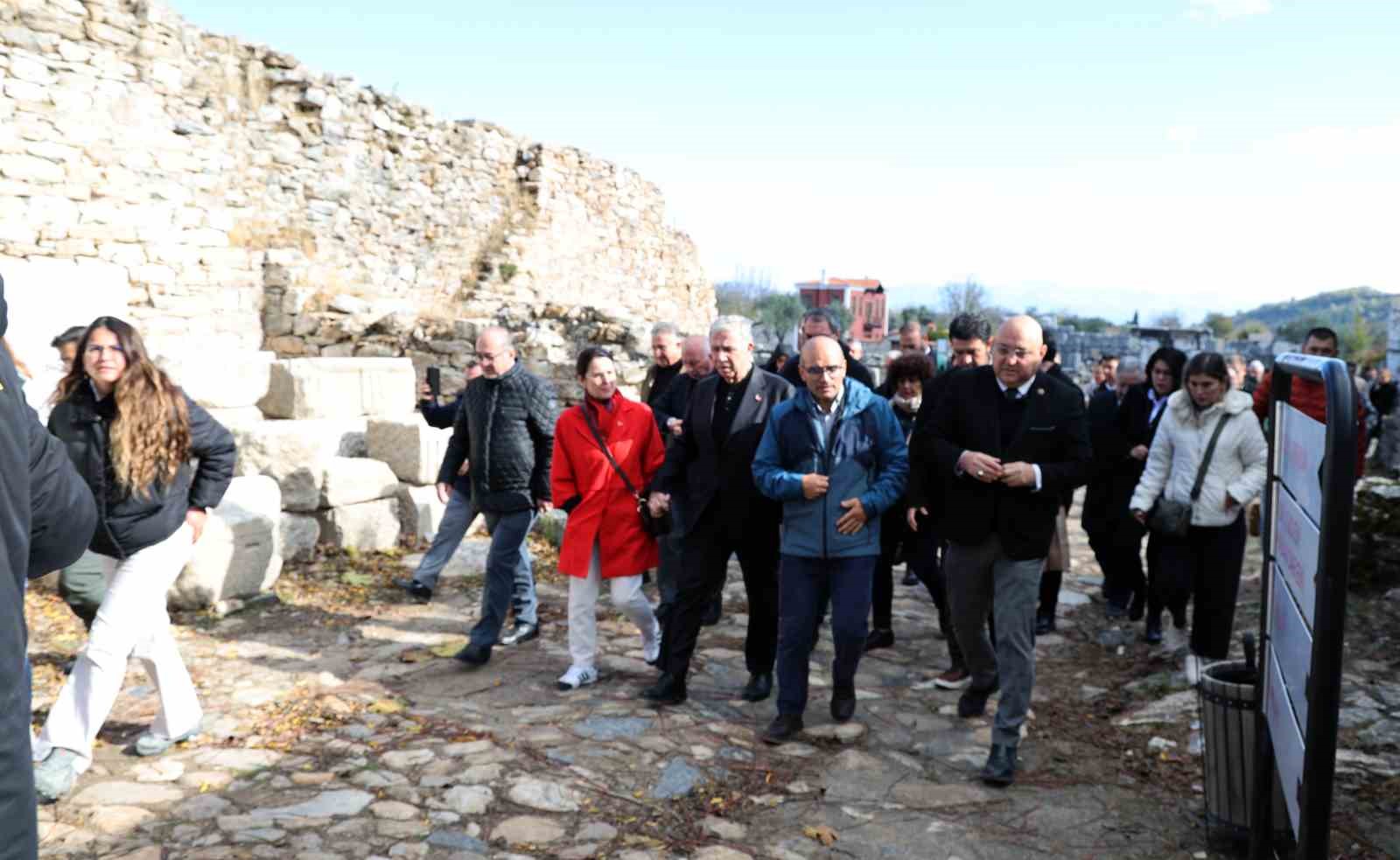 Tarihi Kentler Birliği üyeleri Stratonikeia’yı gezdi
