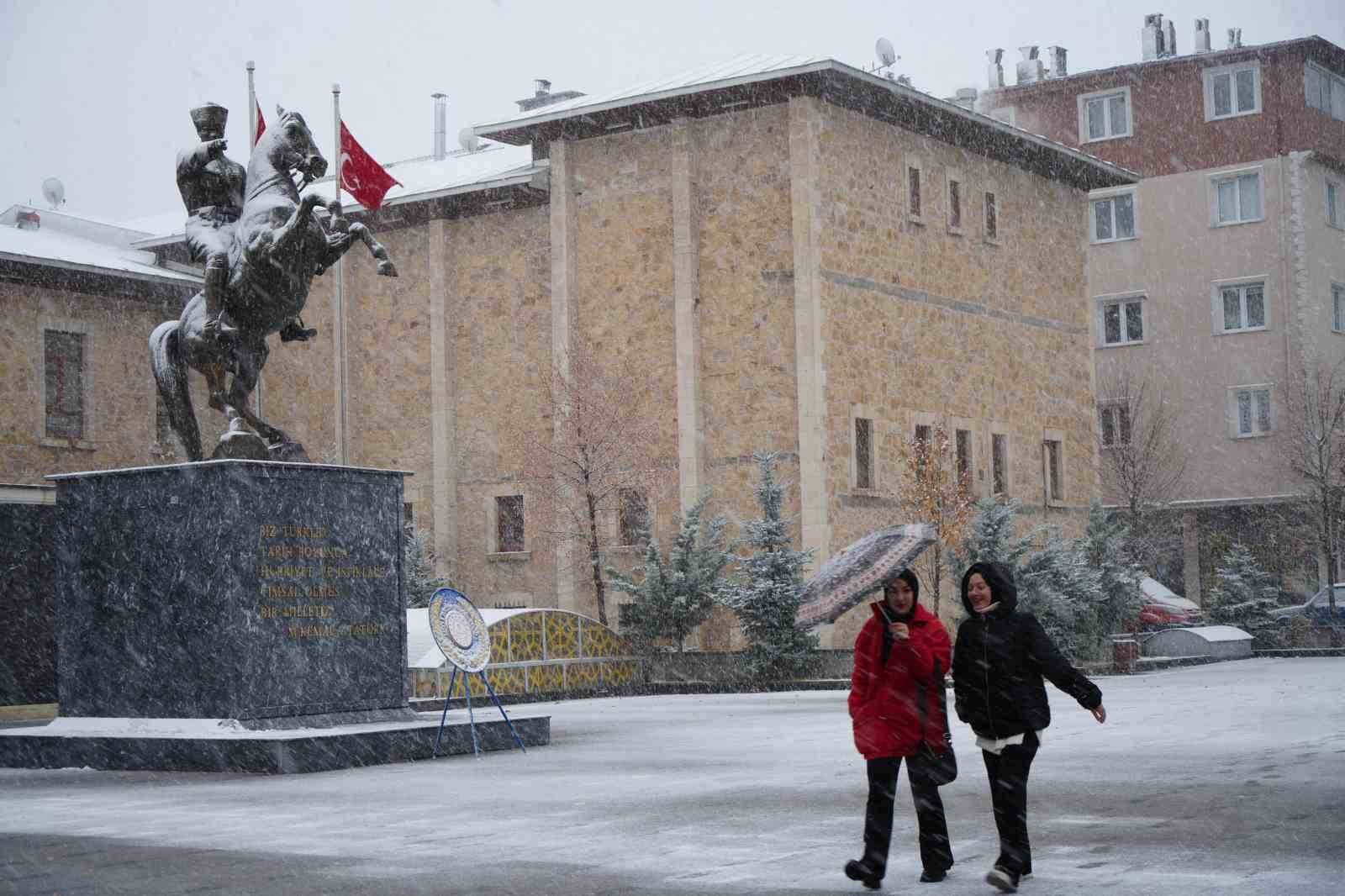 Hava sıcaklığının 10 derece birden düştüğü Bayburt’ta kar ve tipi etkili oldu
