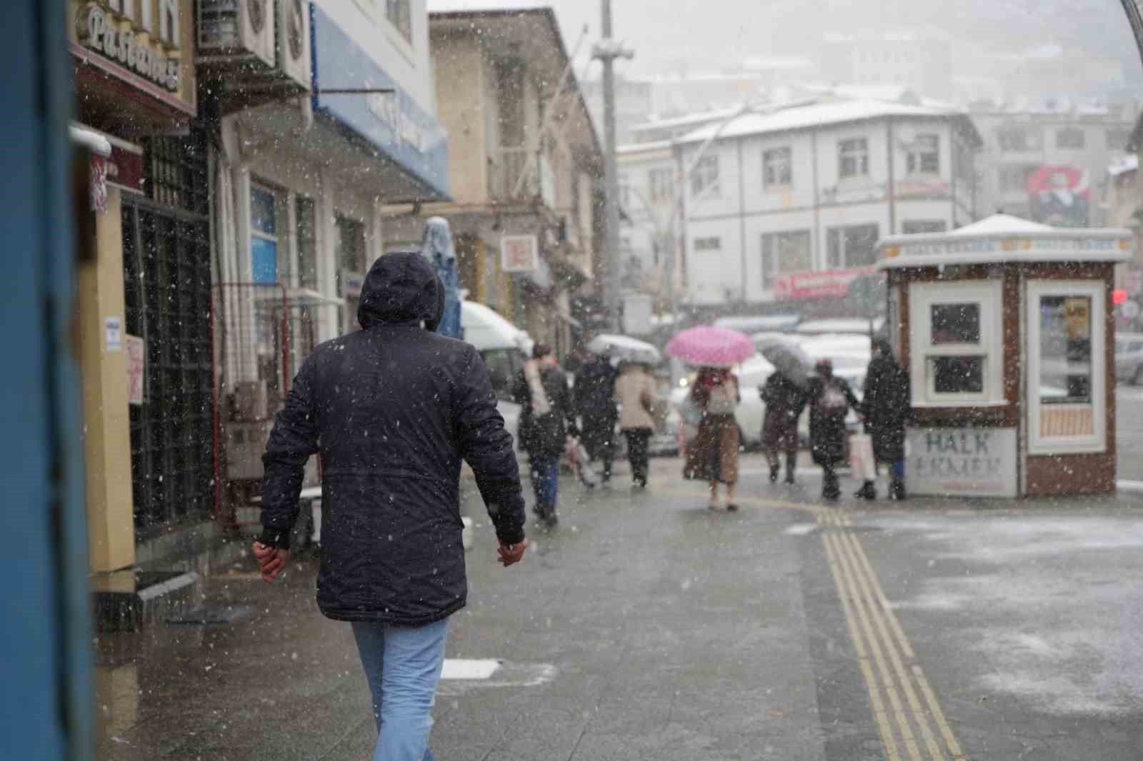 Hava sıcaklığının 10 derece birden düştüğü Bayburt’ta kar ve tipi etkili oldu
