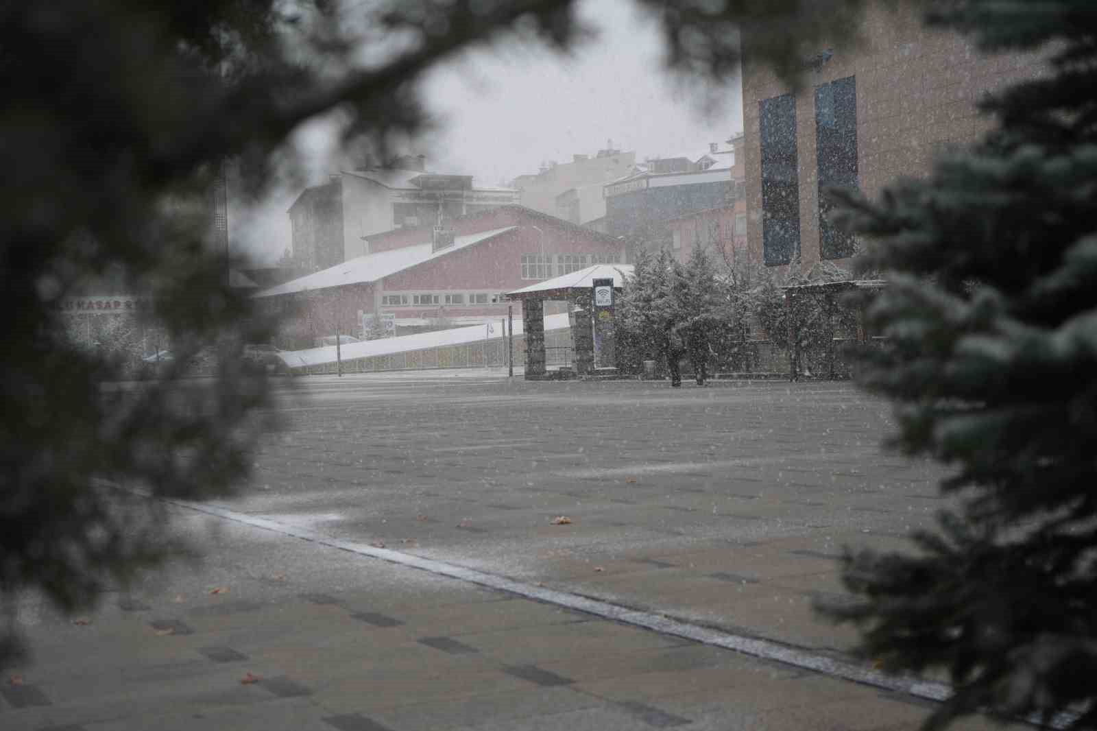 Hava sıcaklığının 10 derece birden düştüğü Bayburt’ta kar ve tipi etkili oldu
