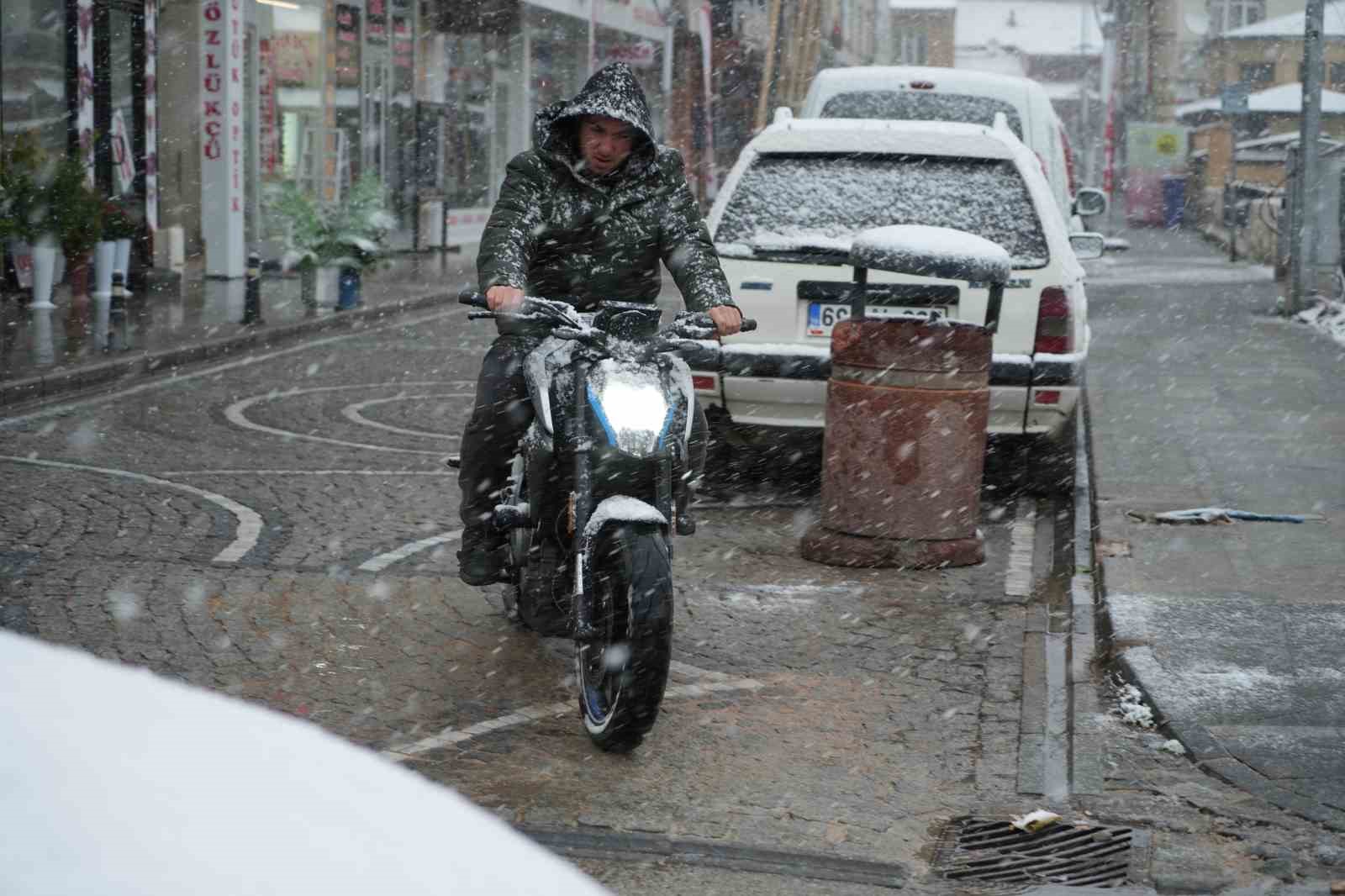 Hava sıcaklığının 10 derece birden düştüğü Bayburt’ta kar ve tipi etkili oldu
