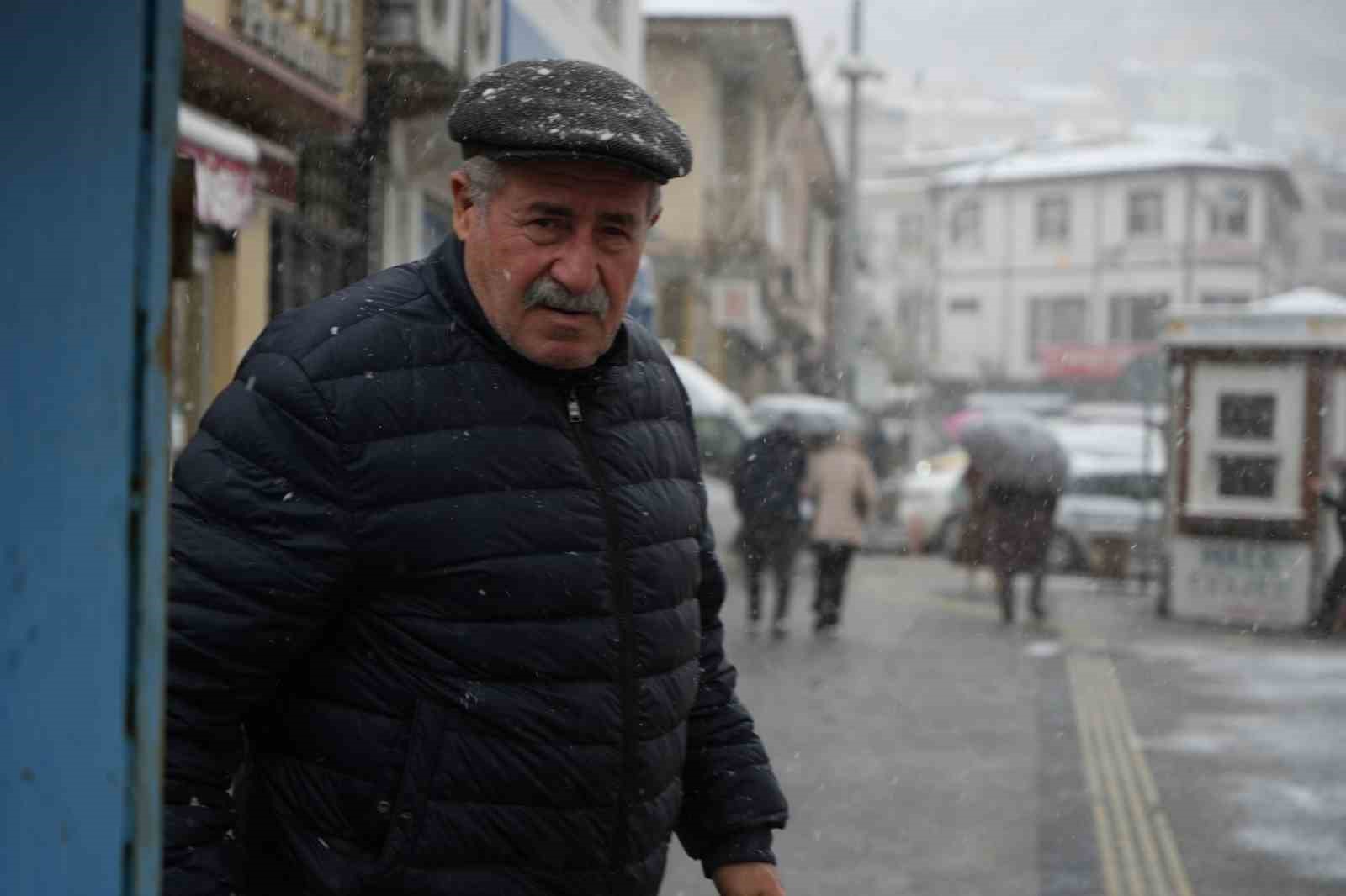 Hava sıcaklığının 10 derece birden düştüğü Bayburt’ta kar ve tipi etkili oldu
