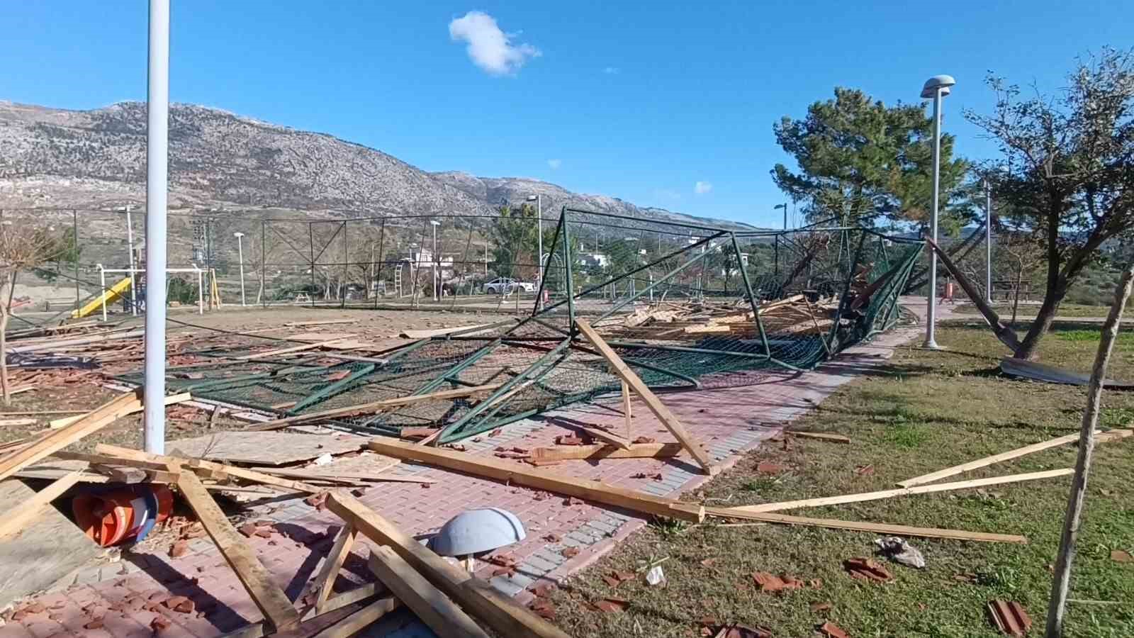 Okul, restoran ve evlerin çatıları uçtu, fırtına hayatı felç etti
