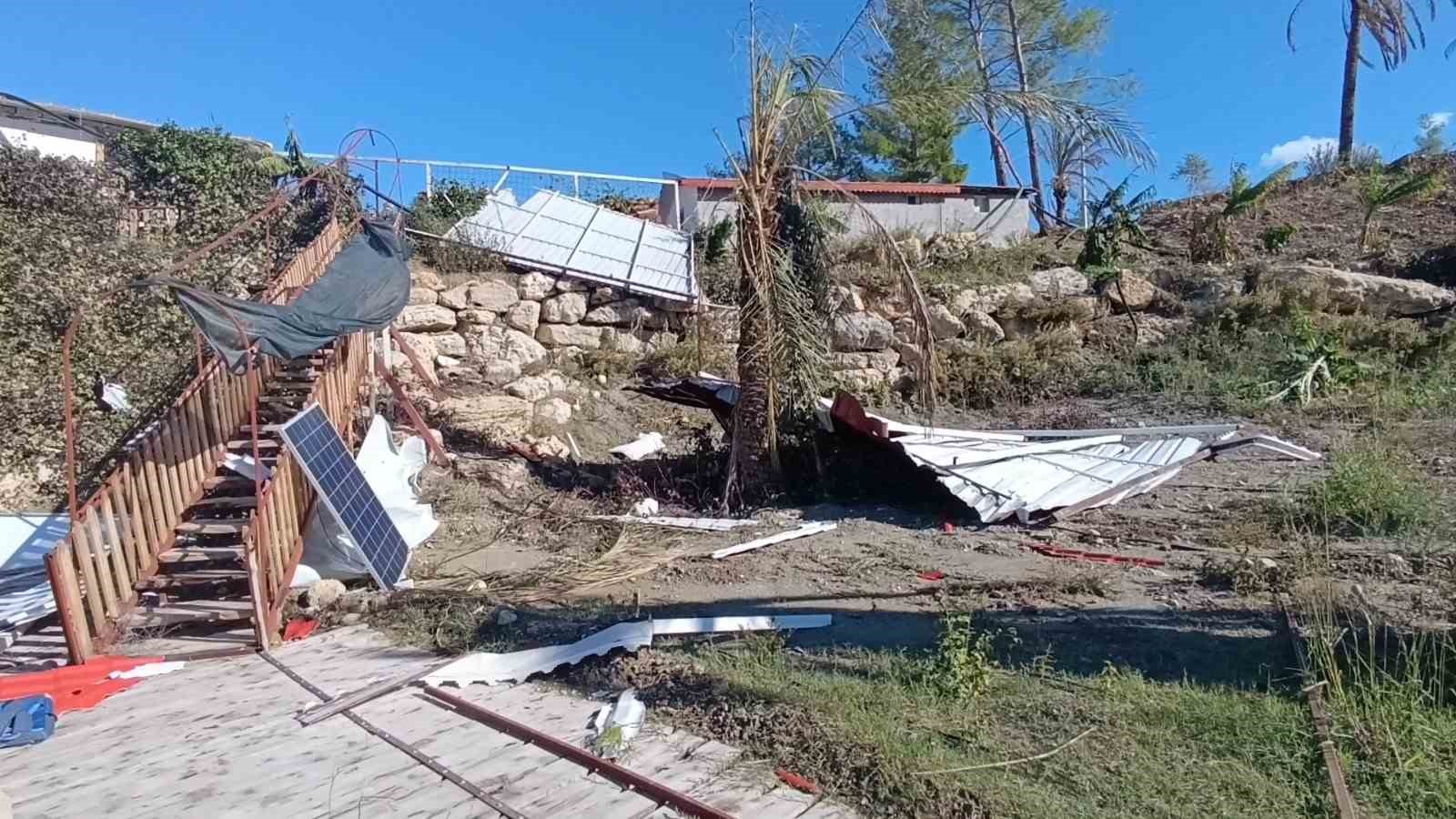 Okul, restoran ve evlerin çatıları uçtu, fırtına hayatı felç etti
