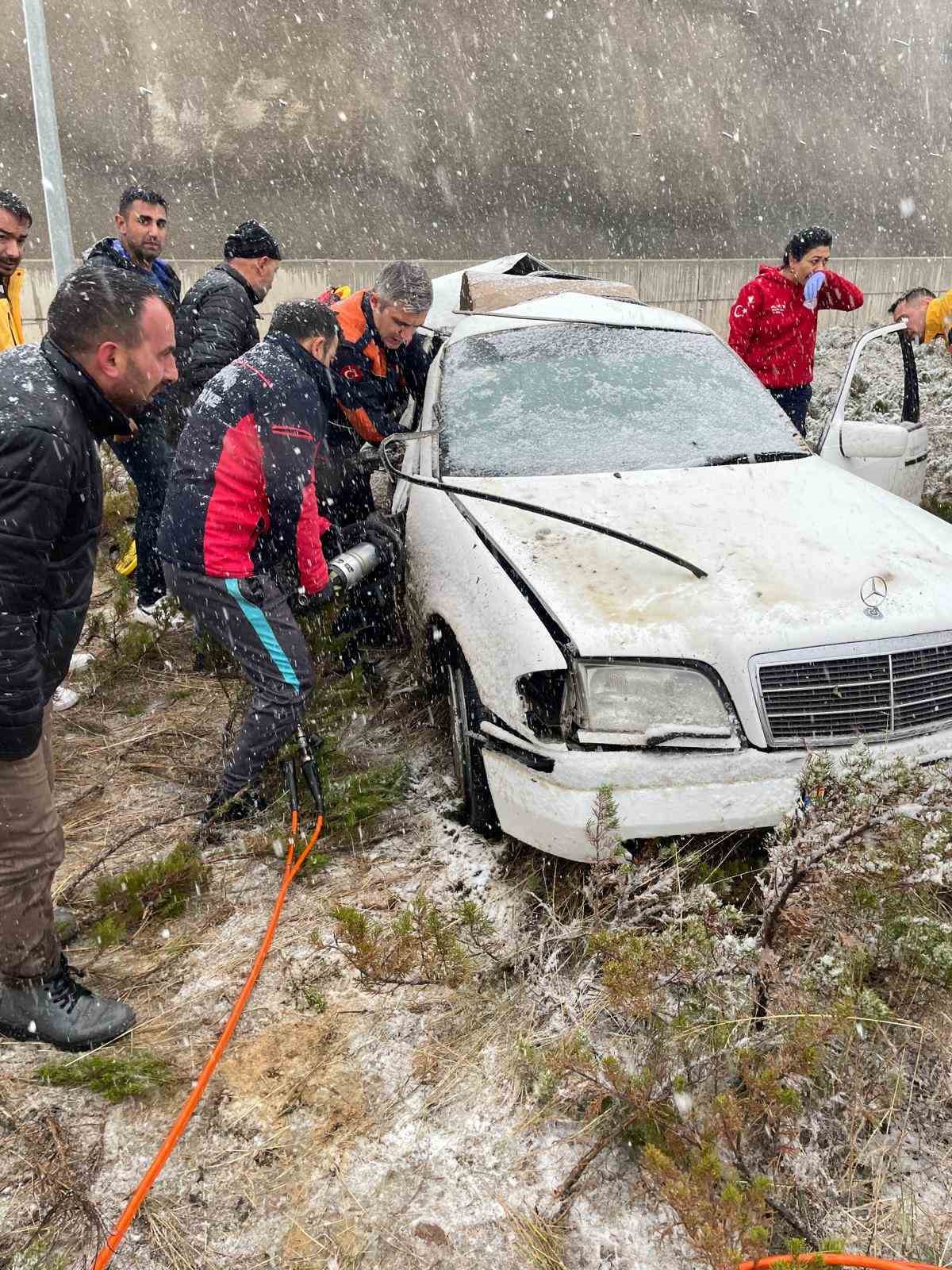 Gümüşhane’de kontrolden çıkan otomobil refüje çıktı: 2 yaralı
