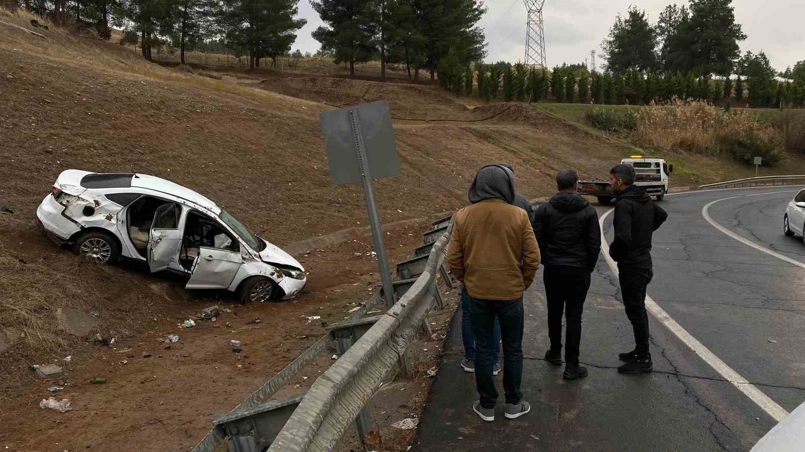 Diyarbakır’da hasta ziyaretine giden arkadaşlar kaza yaptı: 3
