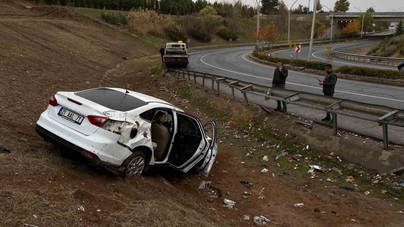 Diyarbakır’da hasta ziyaretine giden arkadaşlar kaza yaptı: 3
