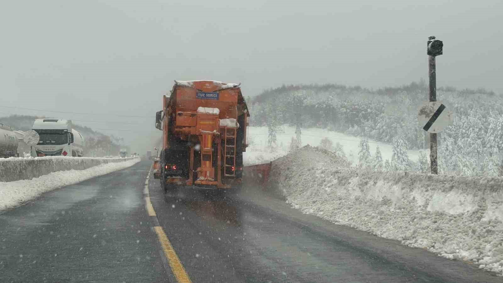 Bolu Dağı’nda kar yağışı etkili oluyor: Kar kalınlığı 40 santimetreyi aştı
