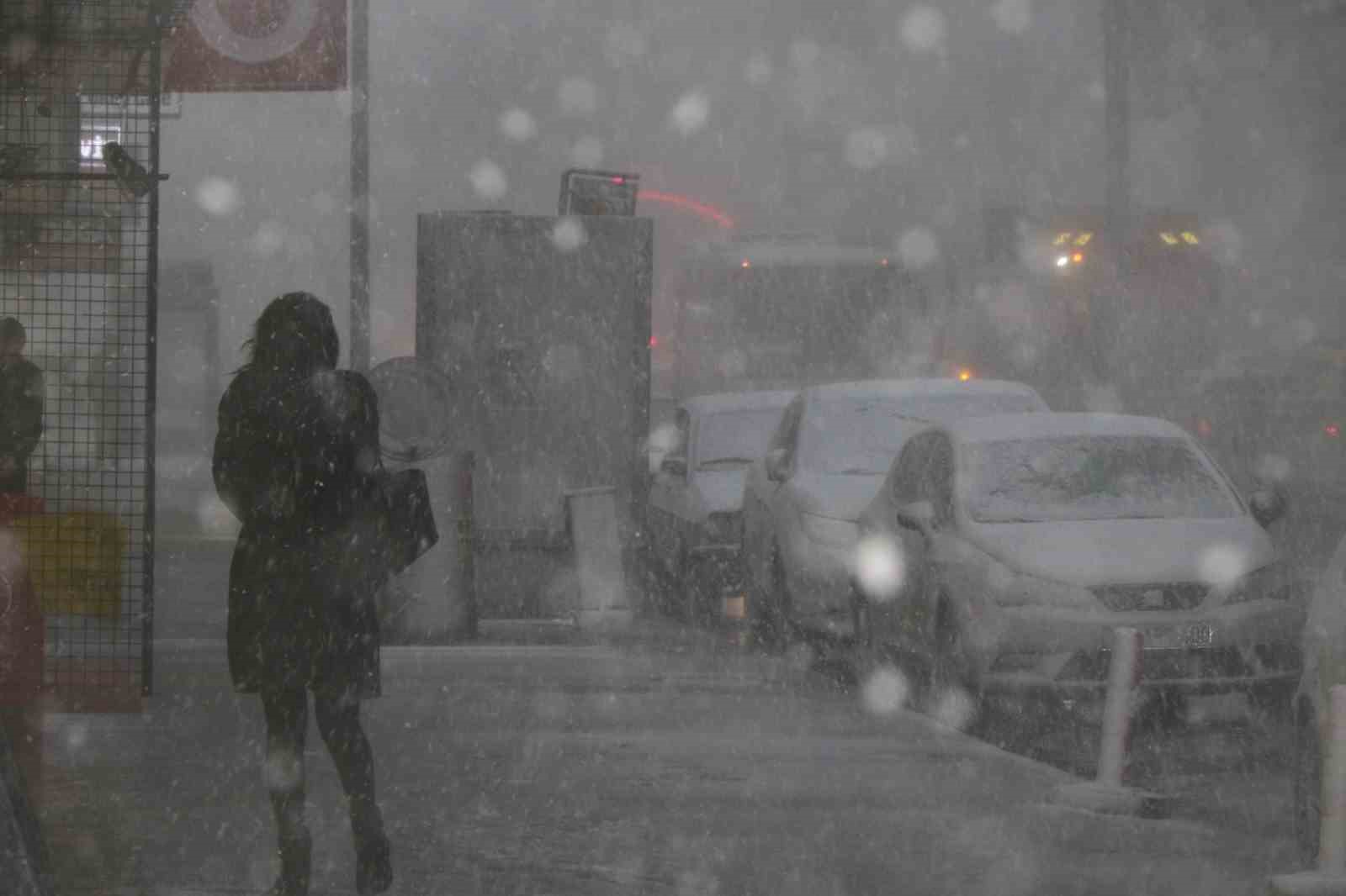 Erzincan kent merkezine mevsimin ilk karı düştü, tipi hayatı felç etti
