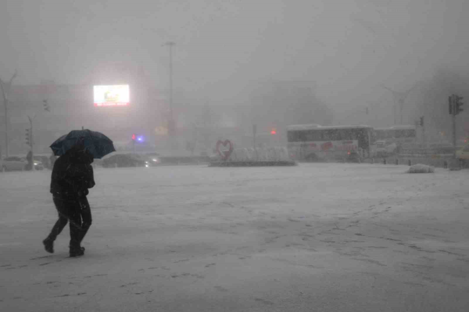 Erzincan kent merkezine mevsimin ilk karı düştü, tipi hayatı felç etti
