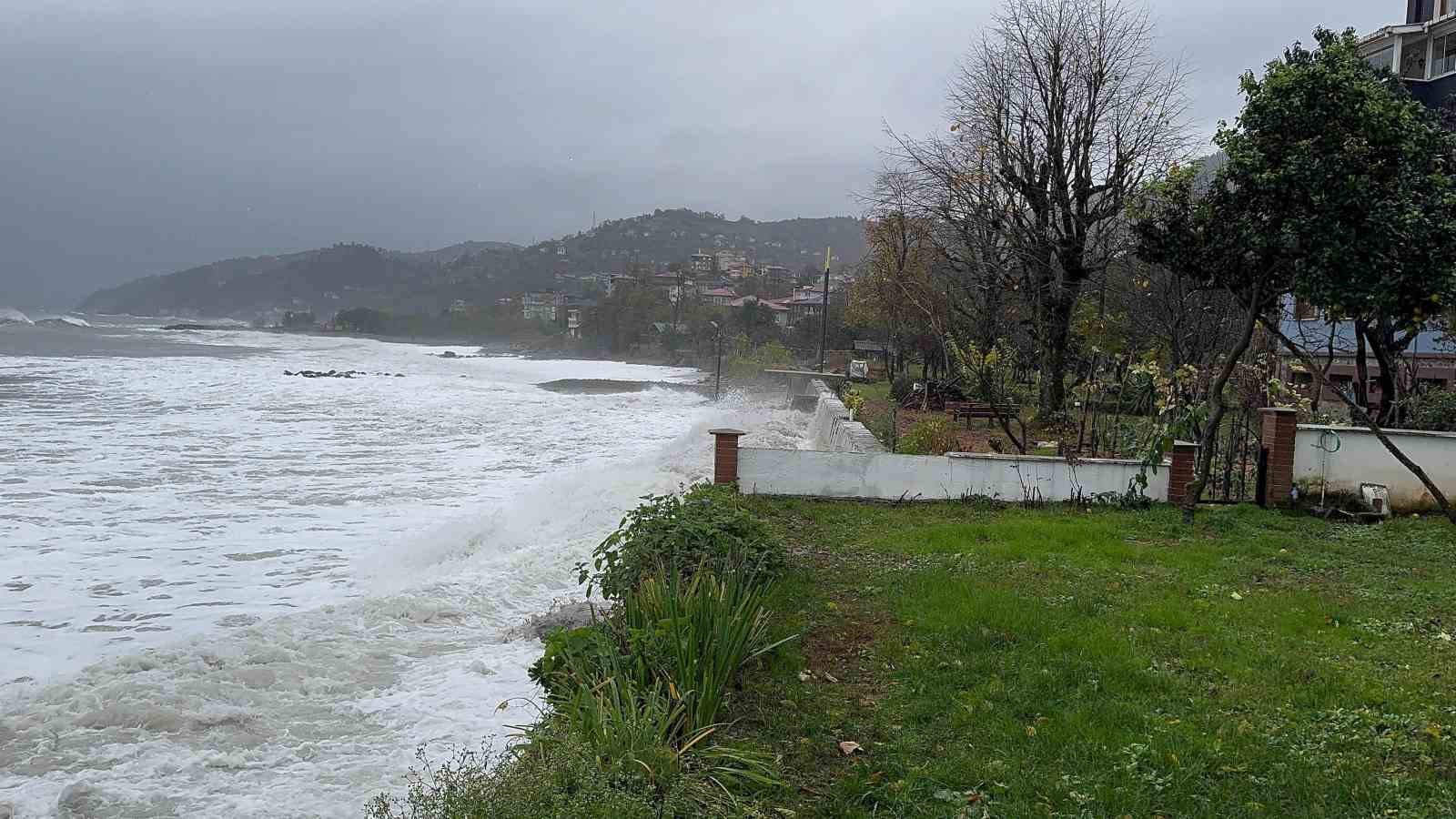 Uyarısı olan Rize’de fırtına etkili oldu
