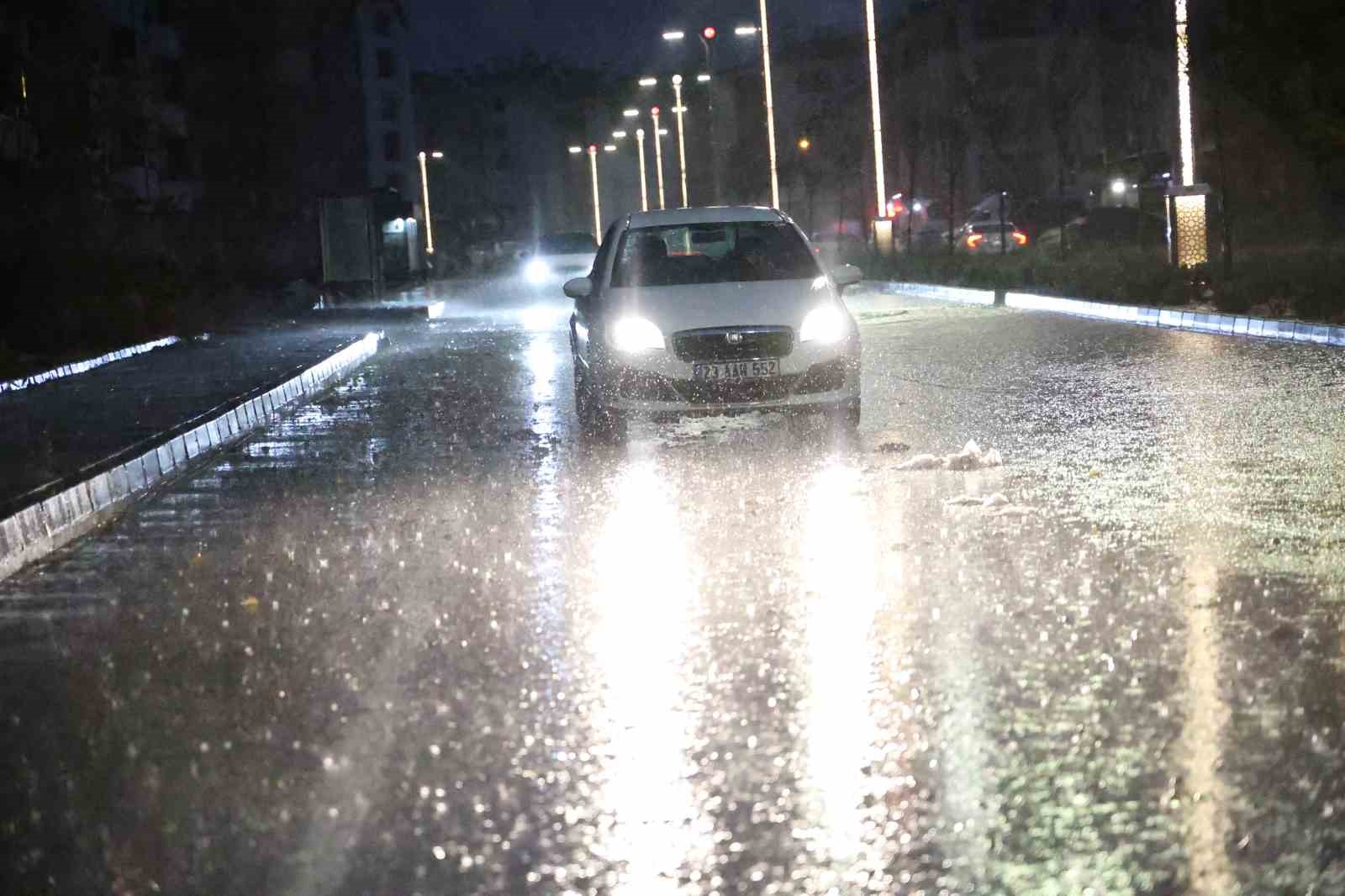 Elazığ’da sağanak yağış etkili oldu
