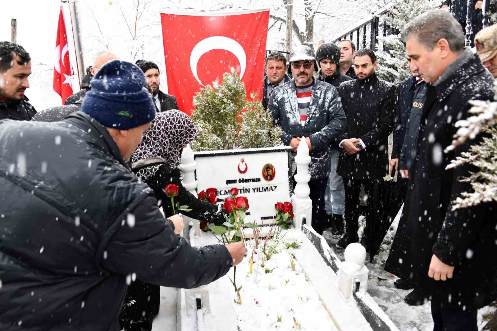 Şehit Öğretmen Necmettin Yılmaz Öğretmenler Günü’nde kabri başında anıldı
