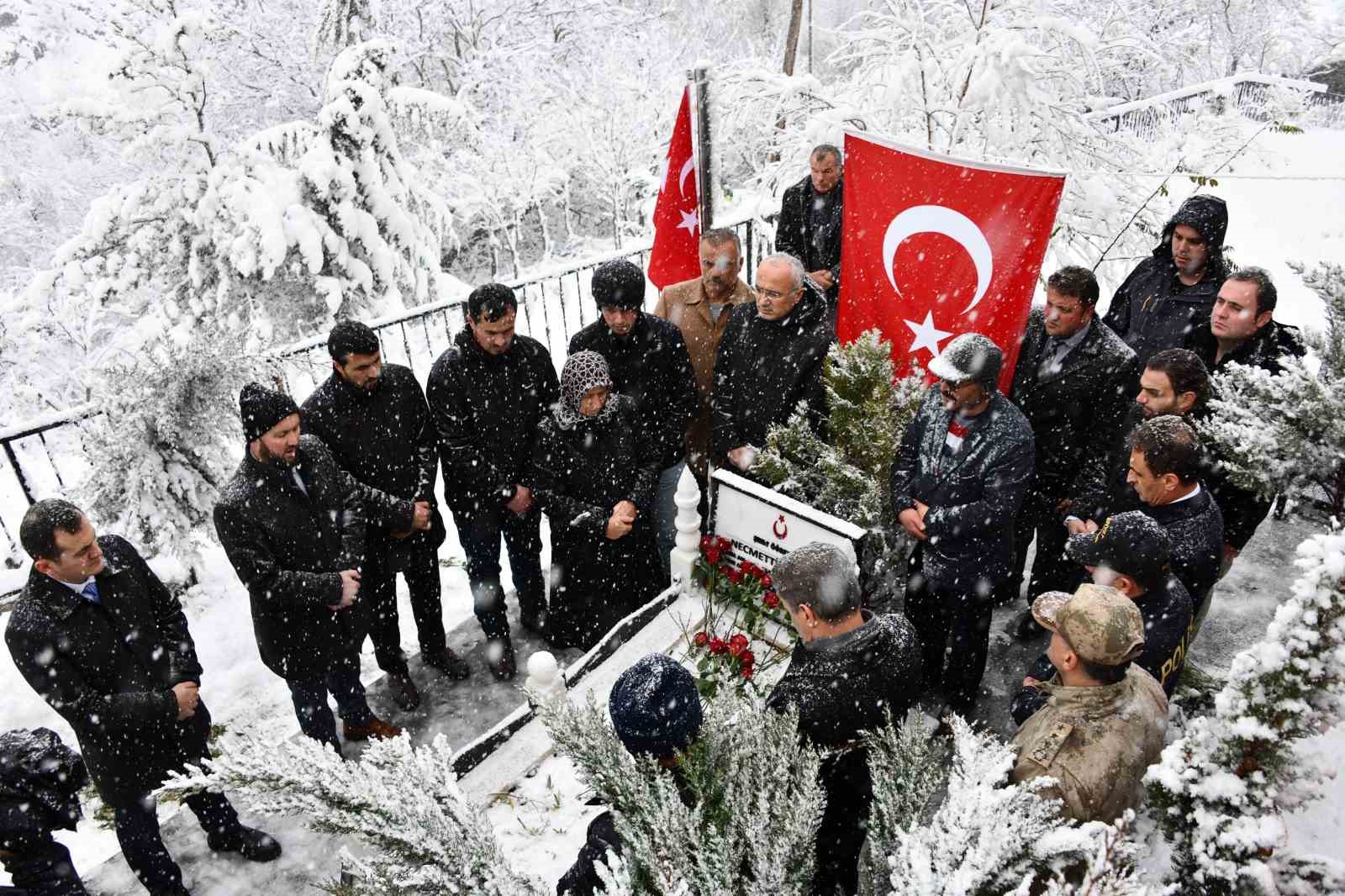 Şehit Öğretmen Necmettin Yılmaz Öğretmenler Günü’nde kabri başında anıldı
