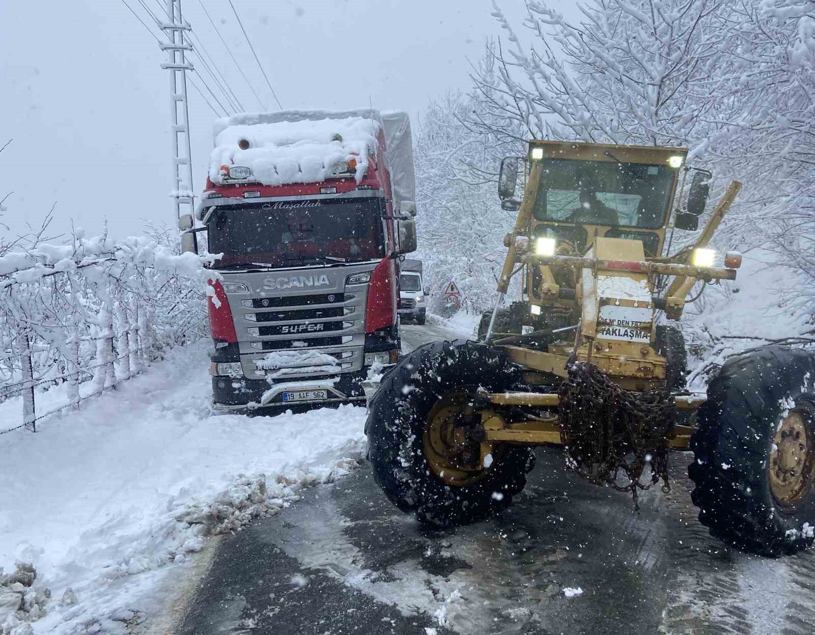 Ordu’da kar nedeniyle mahsur kalan saman yüklü tır kurtarıldı
