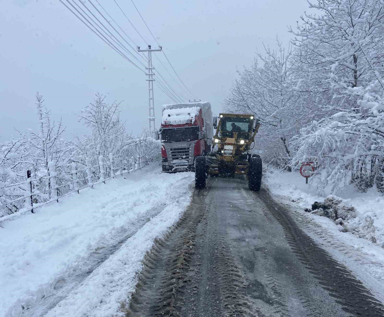 Ordu’da kar nedeniyle mahsur kalan saman yüklü tır kurtarıldı
