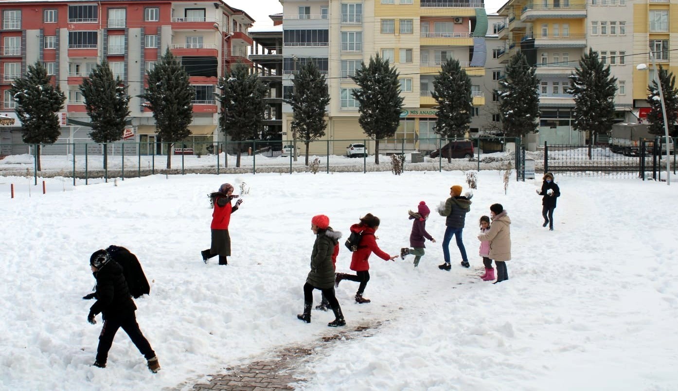 Bayburt’ta kar nedeniyle okullar bir gün tatil edildi
