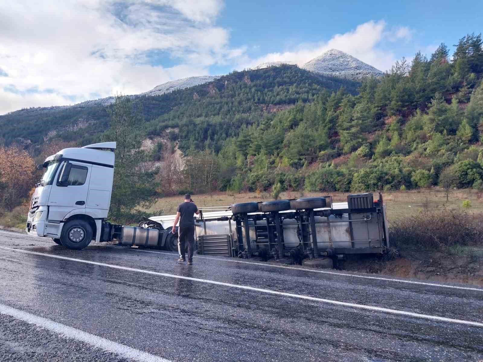 Karabük’te azot tankeri devrildi
