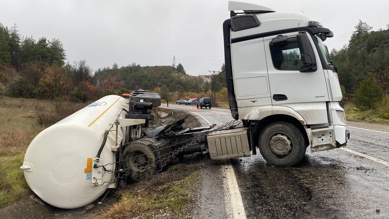 Karabük’te azot tankeri devrildi
