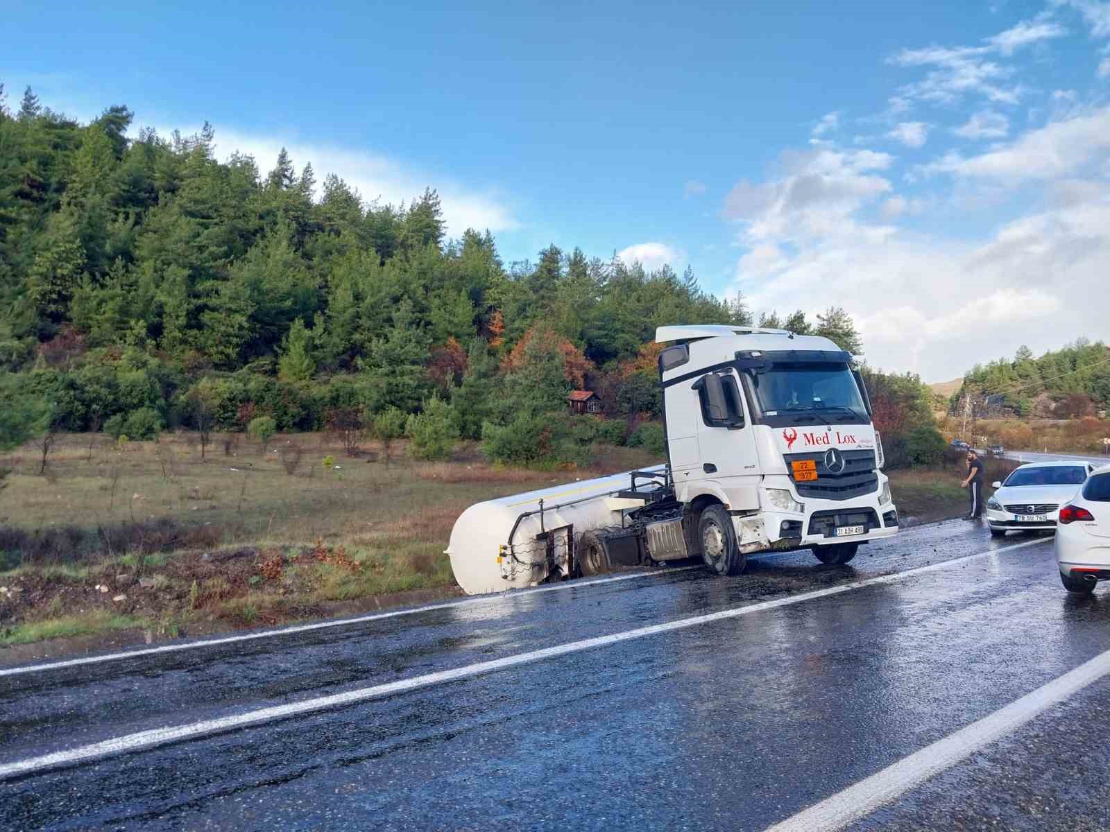 Karabük’te azot tankeri devrildi
