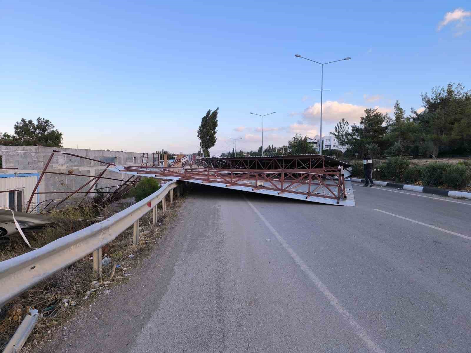 KKTC’de fırtınada ağaçlar devrildi, çatılar uçtu
