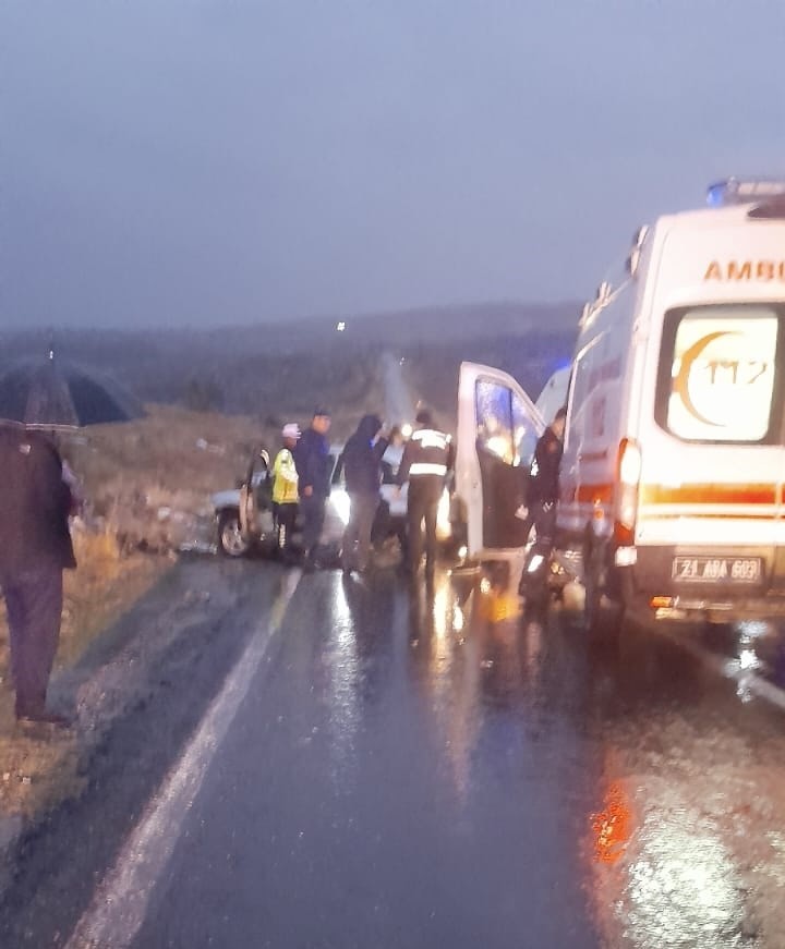 Diyarbakır’da otomobil takla attı: 3 ölü, 2 yaralı
