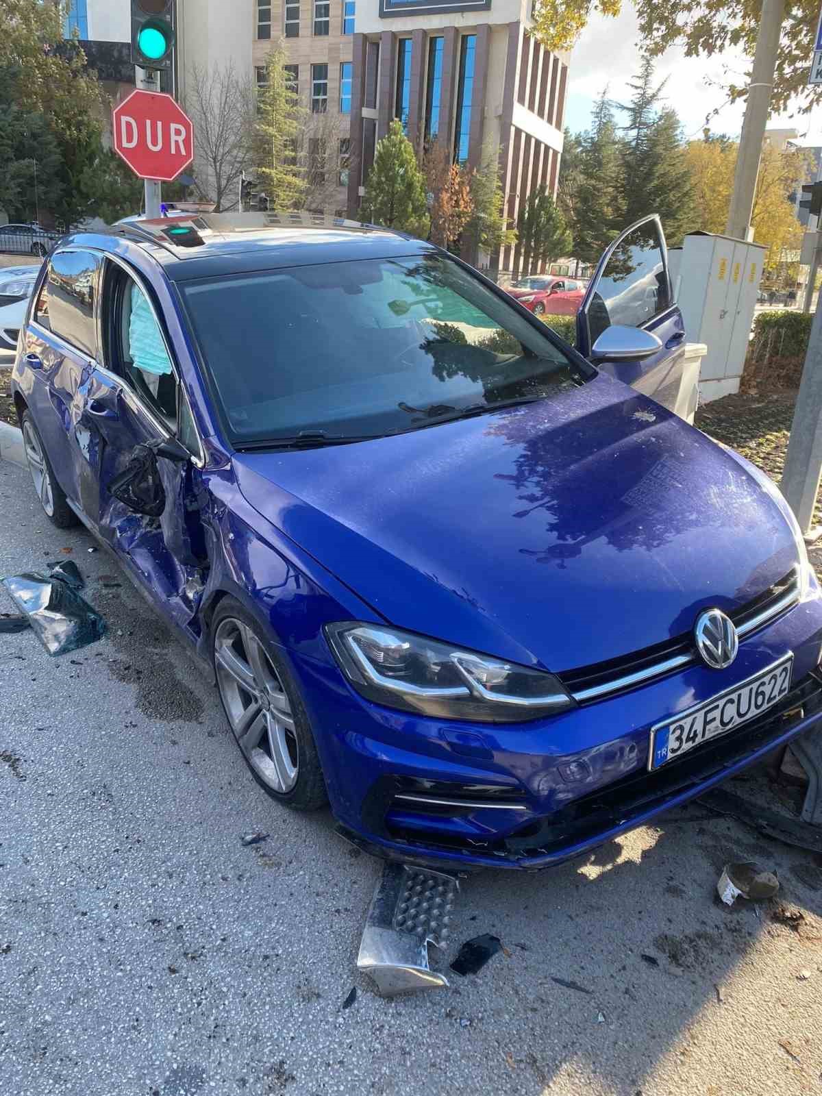 Burdur’da kamyonet ile otomobil çarpıştı: 3 yaralı
