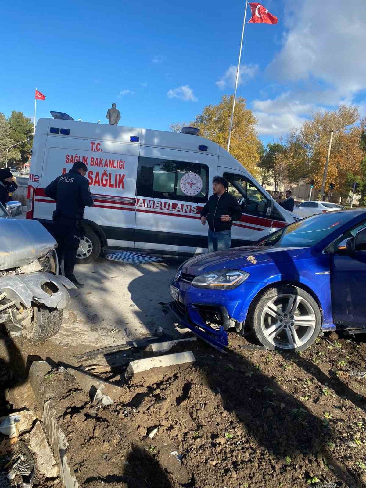 Burdur’da kamyonet ile otomobil çarpıştı: 3 yaralı
