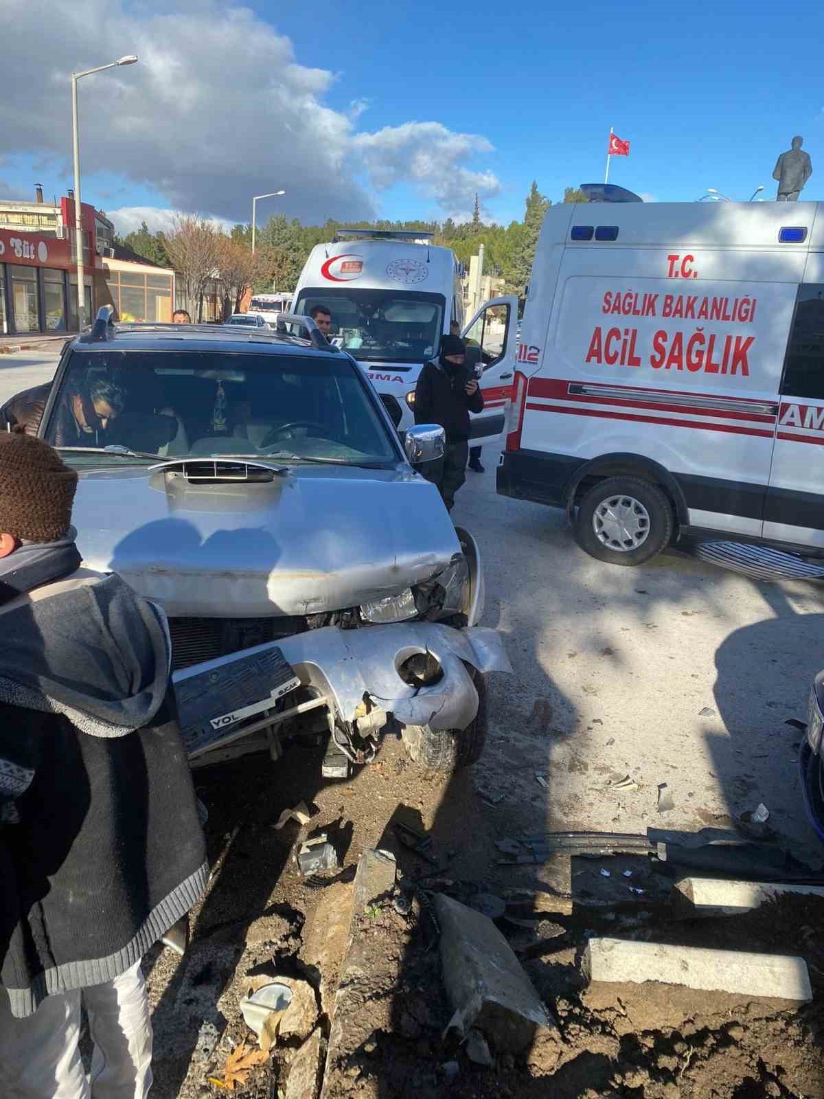 Burdur’da kamyonet ile otomobil çarpıştı: 3 yaralı
