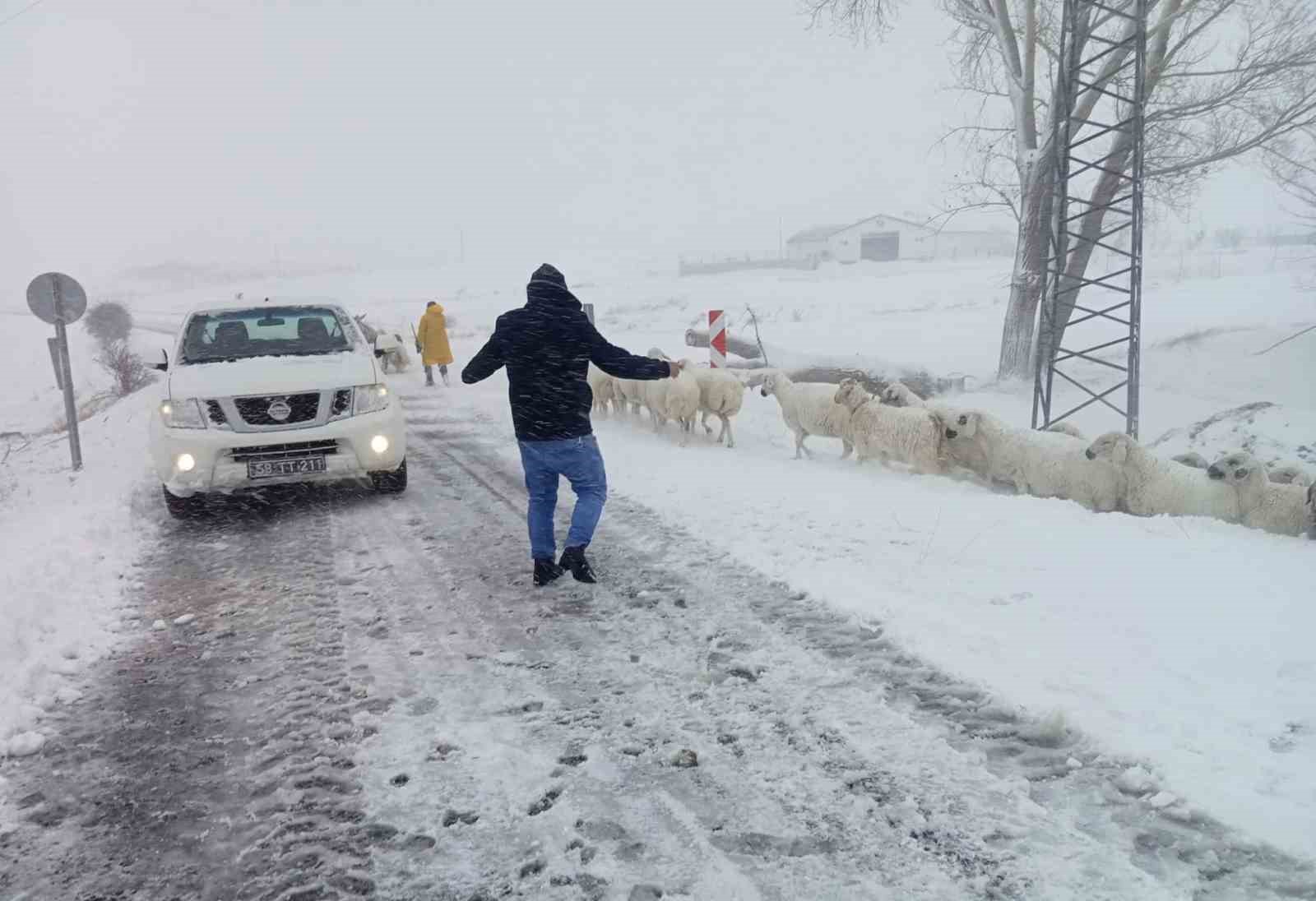 Sivas’ta sürüsü ile mahsur kalan çobanı Özel İdare ekipleri kurtardı
