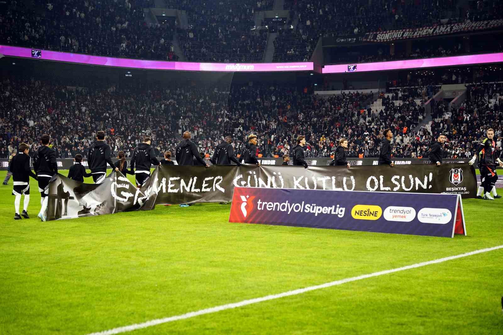 Trendyol Süper Lig: Beşiktaş: 2 - Göztepe: 1 (Maç devam ediyor)
