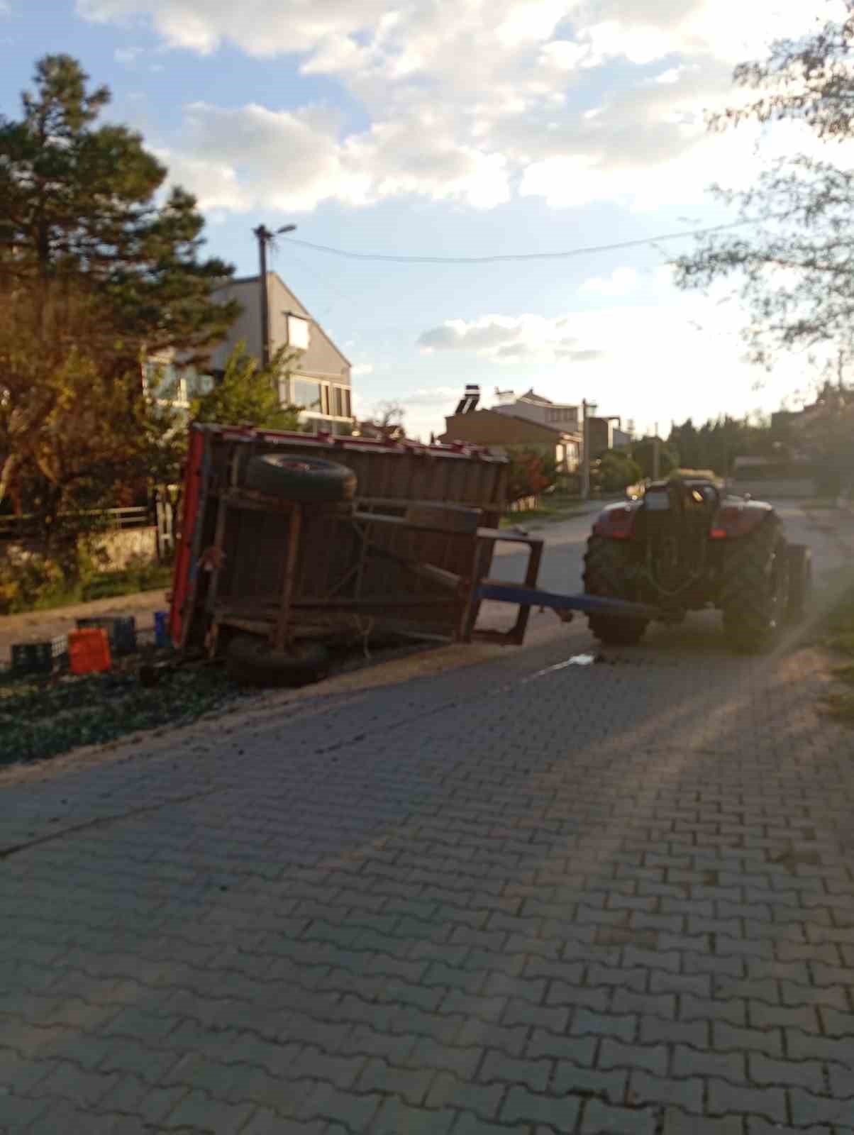 Balıkesir’de traktör römorku devrildi: 5 yaralı
