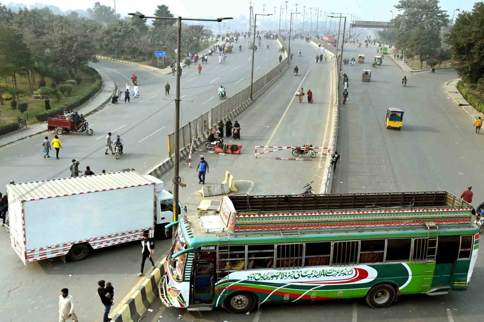 Pakistan’da eski Başbakan Khan’ın destekçileri sokağa indi
