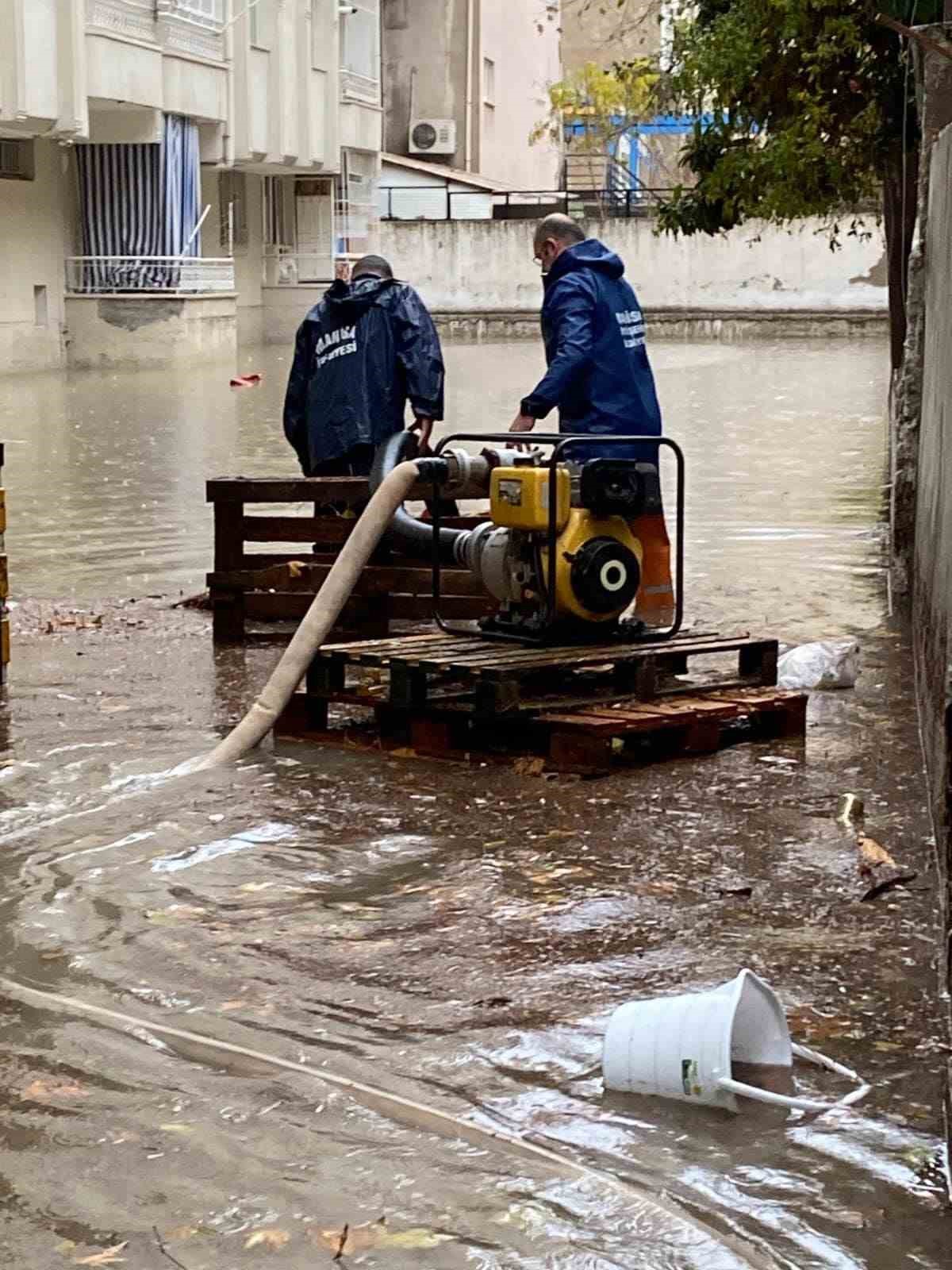 Fırtına ve yağışa karşı büyükşehir ekipleri seferber oldu
