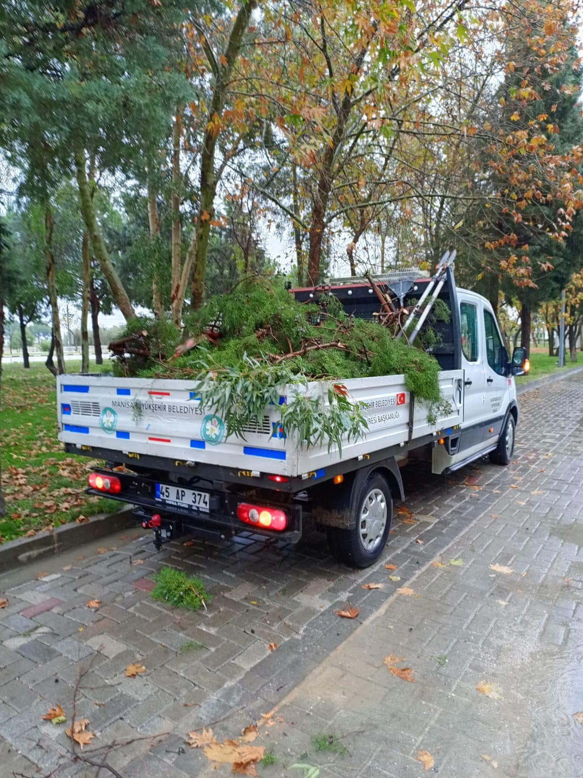 Fırtına ve yağışa karşı büyükşehir ekipleri seferber oldu
