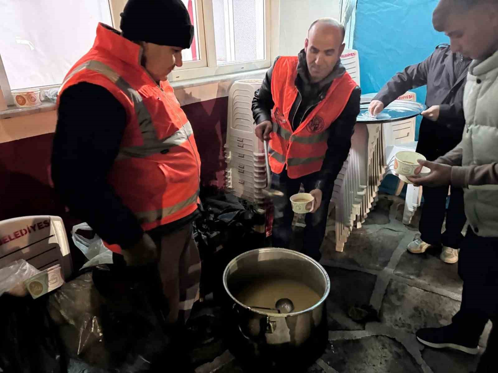 Mut terminalinde mahsur kalan yolculara çorba ve çay ikramı
