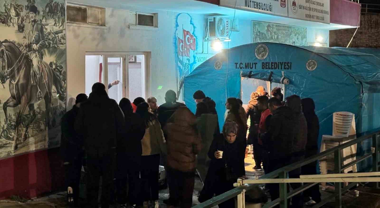 Mut terminalinde mahsur kalan yolculara çorba ve çay ikramı
