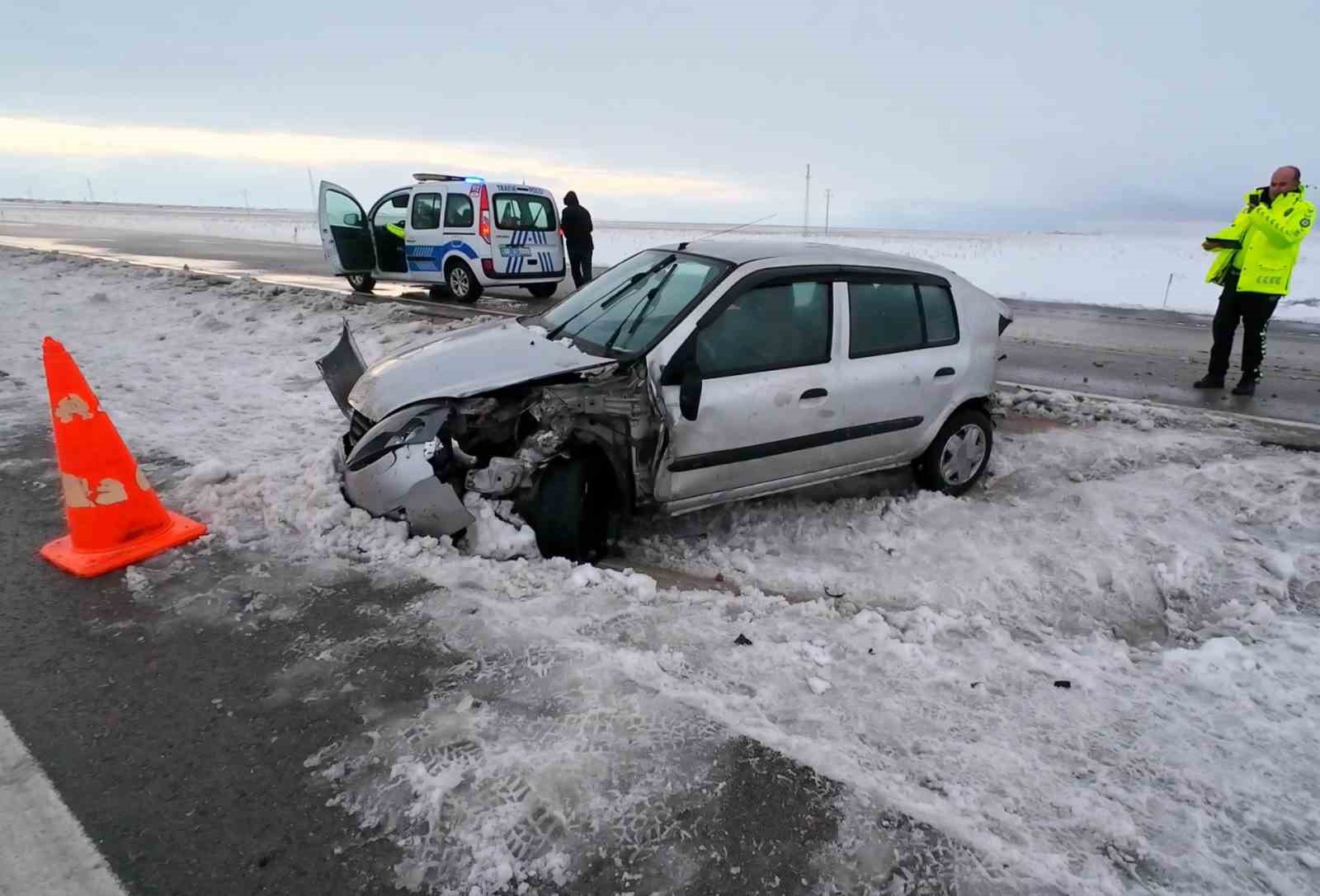 Kontrolden çıkan otomobil otobüse çarptı: 1 yaralı
