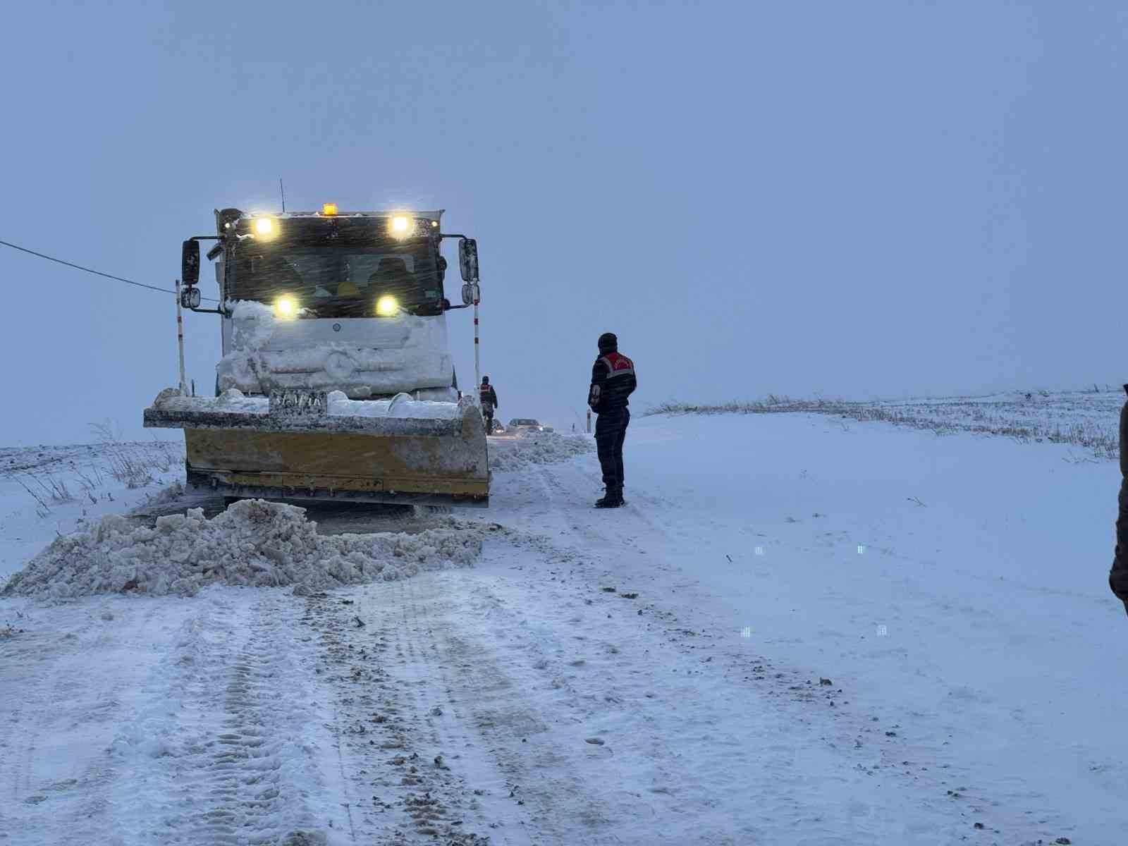 Yolda kalanların yardımına jandarma yetişti
