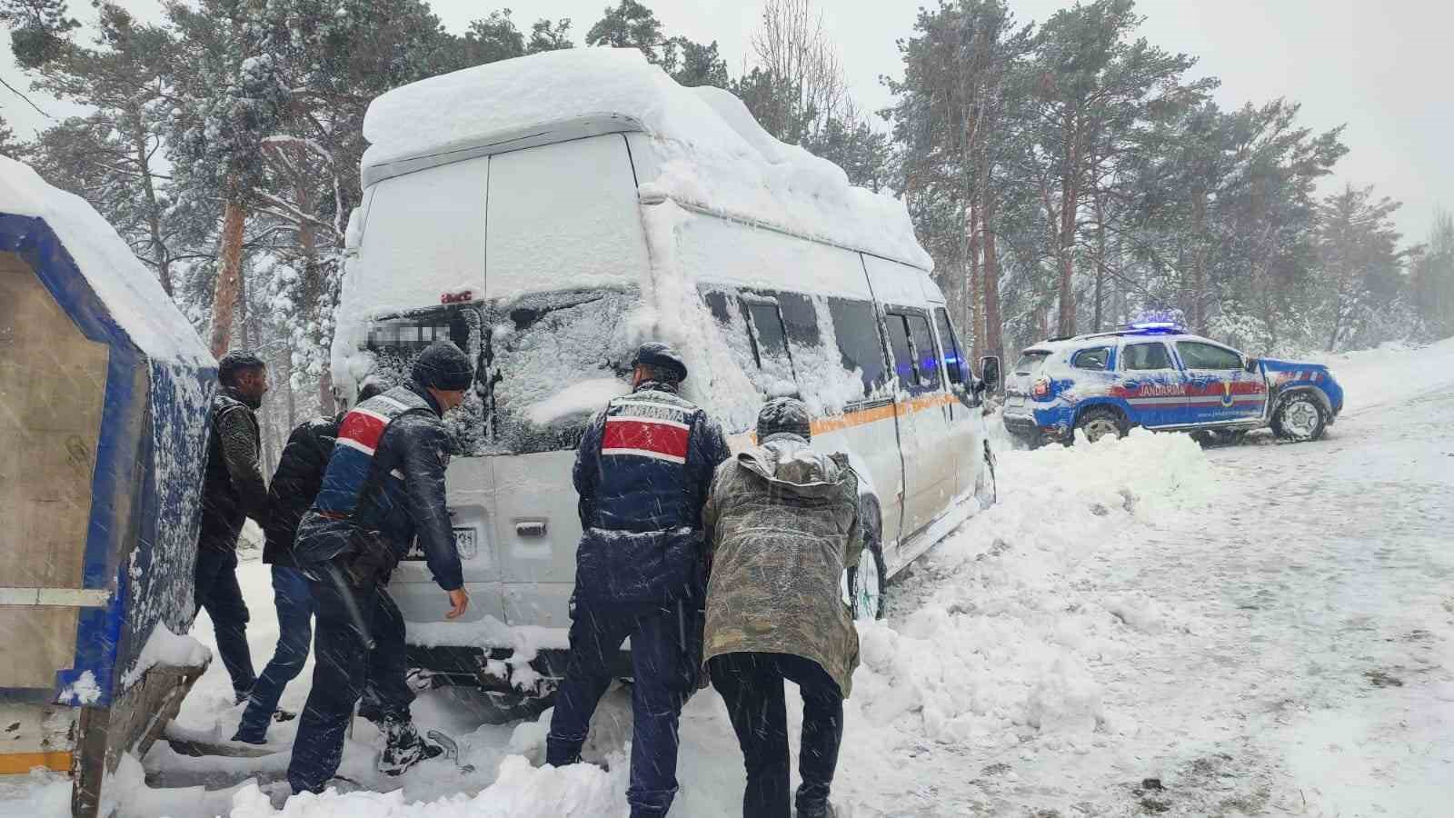 Yolda kalanların yardımına jandarma yetişti
